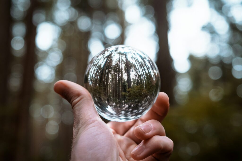 Una mano umana che interagisce con un'interfaccia di luce digitale come simbolo di connessione e futuro nel 2026.